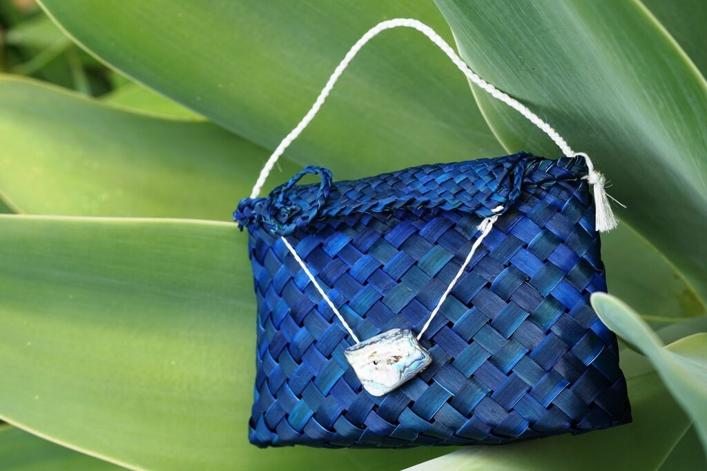 Contemporary flax weaving: clutch - All Flax