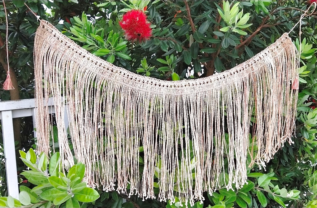 AllFlax - traditional flax weaving: white kahu muka