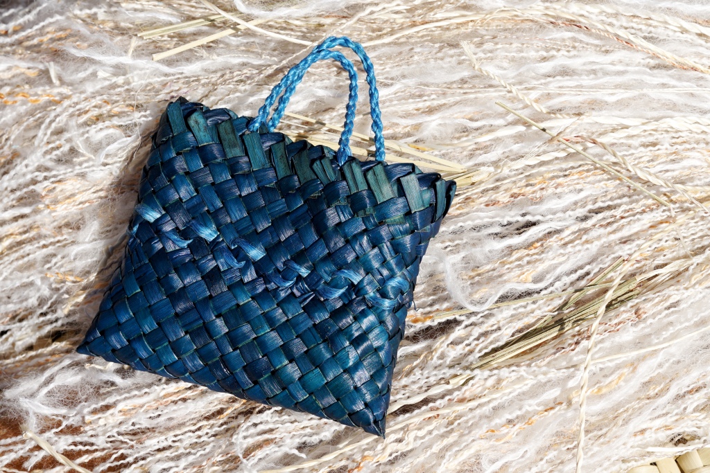 AllFlax - contemporary flax weaving: mini kete