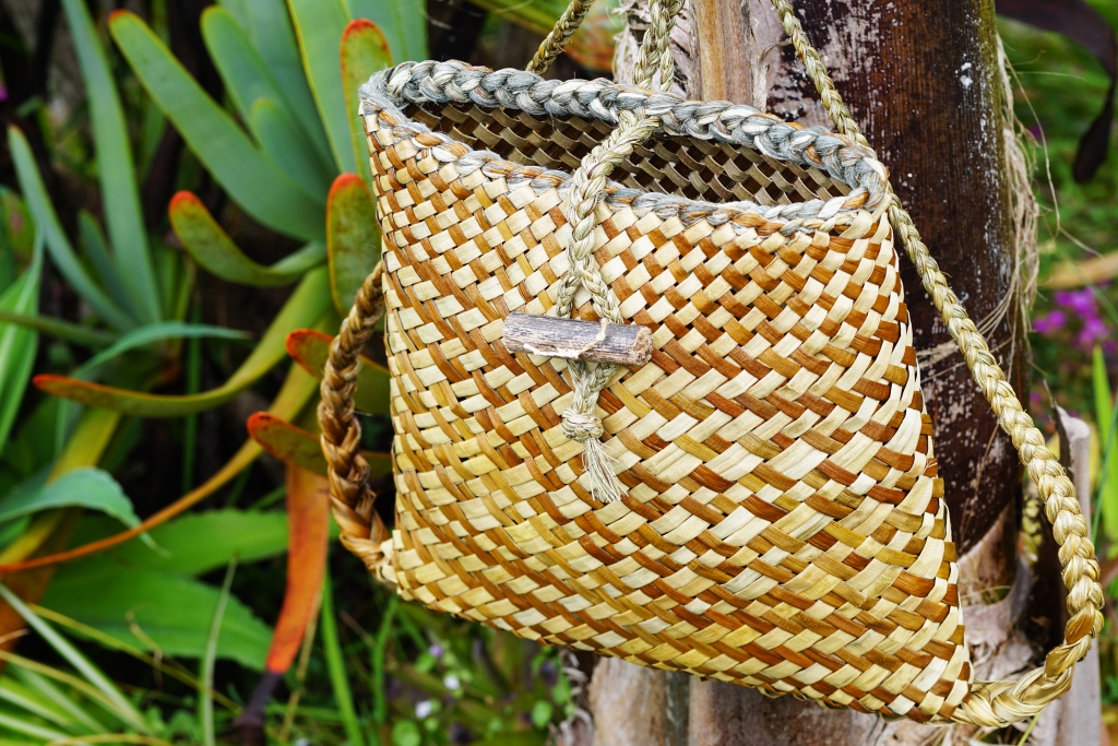 Traditional flax weaving: pikau / backpacks - All Flax